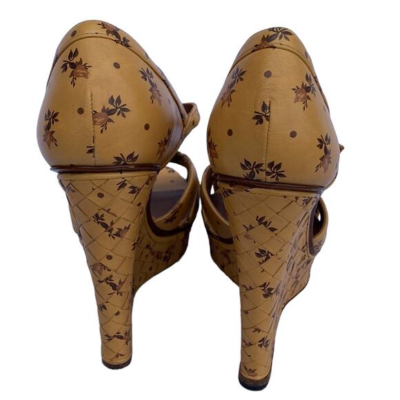 Bottega Veneta 37 Woven Floral Leather Wedge Sandals - Picture 9 of 12